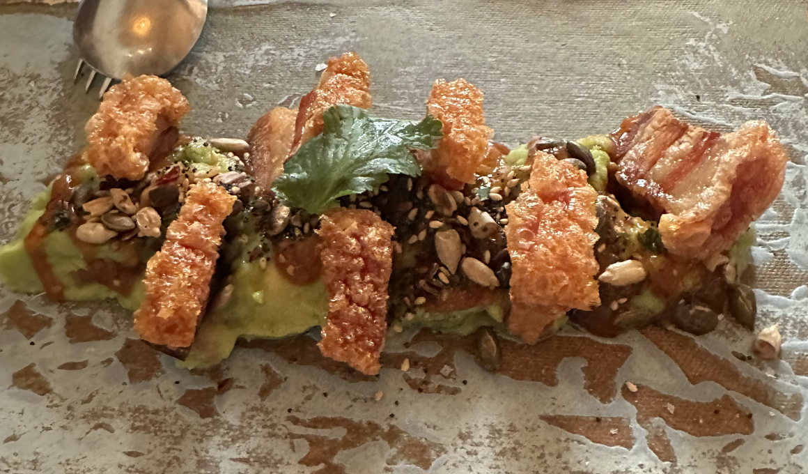 Guacamole con chicarrón, una de las deliciosas opciones que probamos en nuestro paso por Barracuda, el auténtico sabor de México en Madrid.