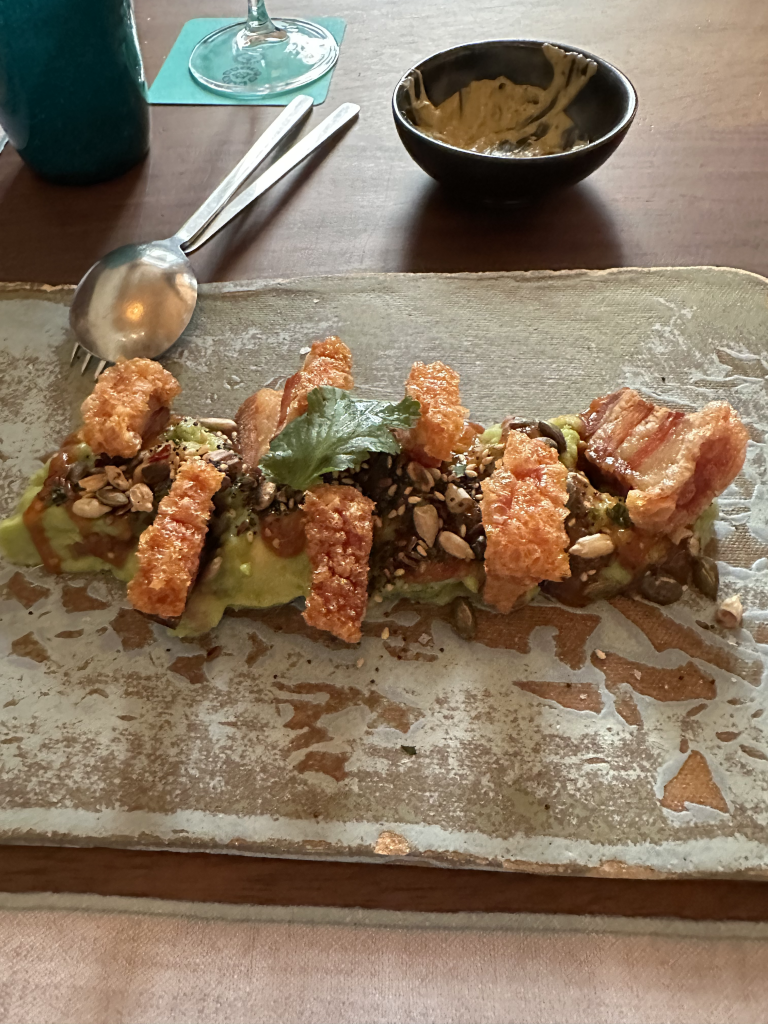 Guacamole con chicarrón, una de las deliciosas opciones que probamos en nuestro paso por Barracuda, el auténtico sabor de México en Madrid.
