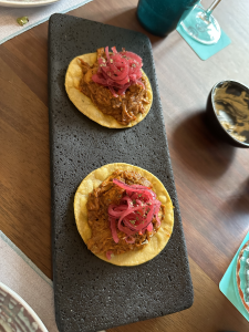 Panucho de cochinita pibil, una explosión de sabor en cada bocado. Disfrutamos esta deliciosa opción en Barracuda, un restaurante que nos sorprendió con su auténtica comida mexicana.