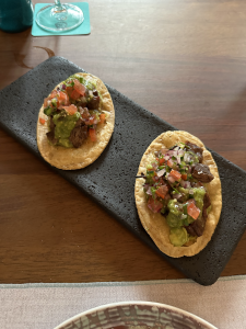 Memela de Arrachera, uno de los platos más sabrosos que probamos en Barracuda, un restaurante que nos transportó a México con cada bocado.