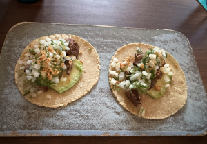 Tacos de carnitas, una opción que no puede faltar en un buen restaurante mexicano. Disfrutamos de estos tacos en Barracuda, donde encontramos la auténtica esencia de México en Madrid.