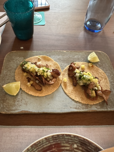 Tacos al pastor, una deliciosa opción que probamos en Barracuda, un restaurante que nos sorprendió con su auténtica comida mexicana.